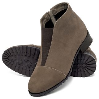 Bota   Cano Curto Salto de 2 cm em Couro Fendi - Codigo - 157141