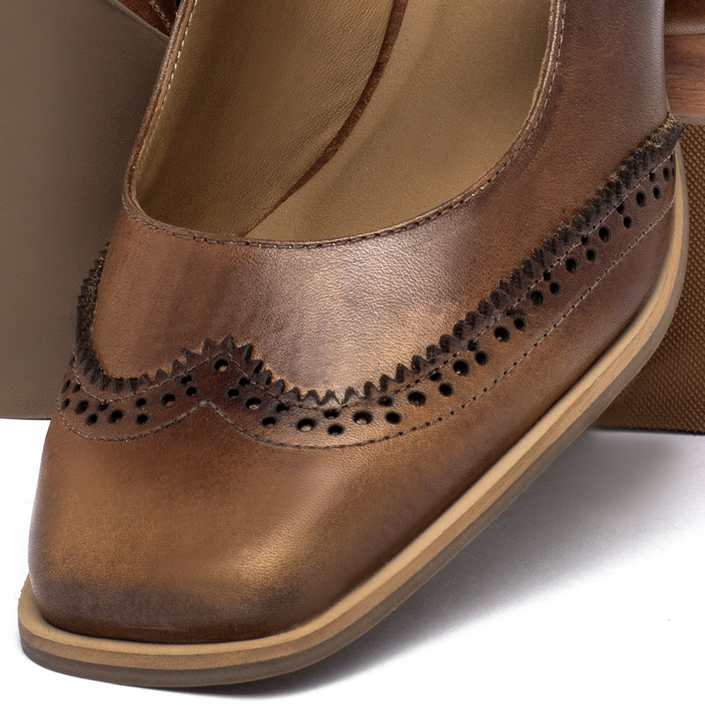 Scarpin Bico Quadrado Salto de 4 cm em Couro Marrom